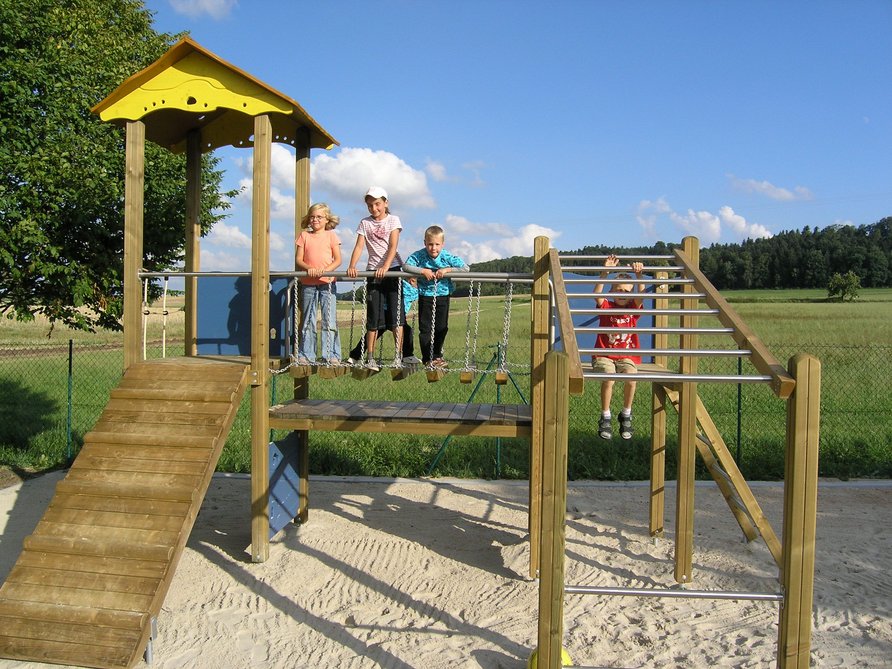 Spielplatz Dambach mit Kinder auf Klettergerät